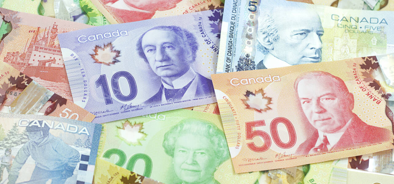 USD/CAD: loonie is fighting for the initiative